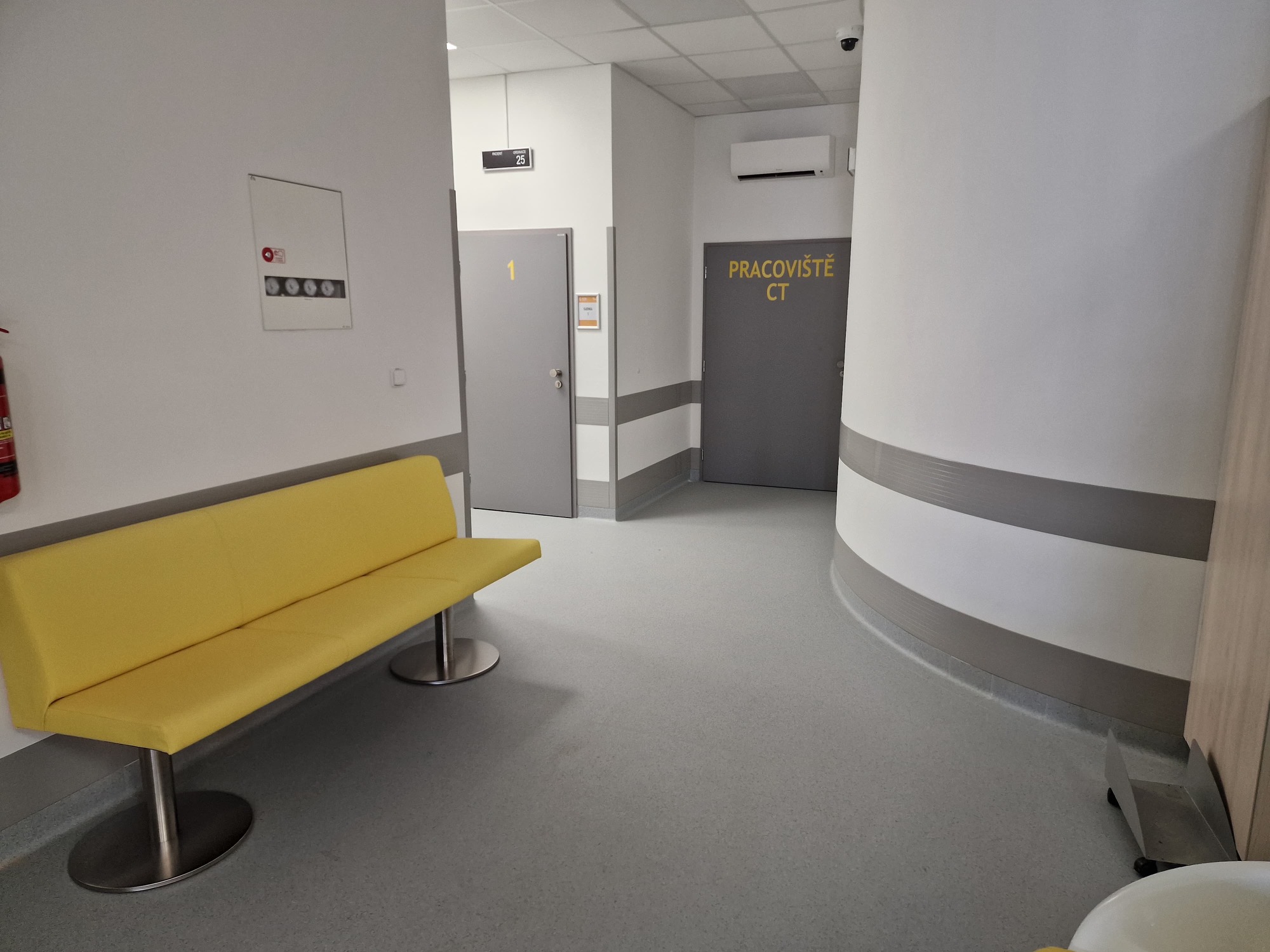 Dodání a pokládka PVC a montáž ochranných prvků v nemocnici