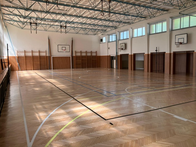 Renovace parket ve školní tělocvičně včetně lajnování 